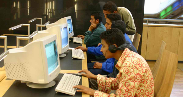 قاعة القراءة بمكتبة الوسائط المتعددة