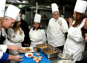 M. le Chef Ménad Berkani à la cuisine de l'Hôtel Sofitel avec les participantes à l'atelier culinaire, pour préparer le menu de Noël
