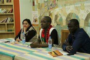 De la gauche, Dr Marwa El Sahn, Directrice du CAF, Marius Yannick Binyou-Bi-Homb l’auteur de l’œuvre et Paul Distingué Malonga