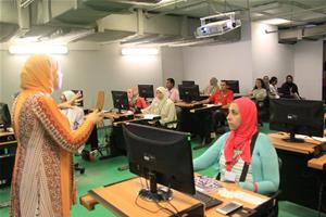 Les participants à la formation pendant  l’atelier TICE (Technologies de l’information de la communication pour l’enseignement)
