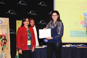 Remise des prix du Concours Léopold Sédar Senghor, de la Dictée PICADELF et de l’Art Oratoire : Dr Marwa El Sahn avec la gagnante de l'équipe du match Lara Hassan