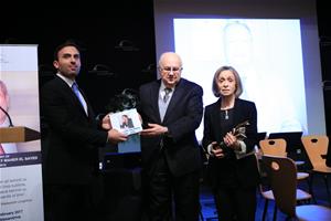 Dr. Ismail Serageldin présente la statuette de Prométhée en bronze et le livre de Sora à la famille de l'ambassadeur Aly Maher.