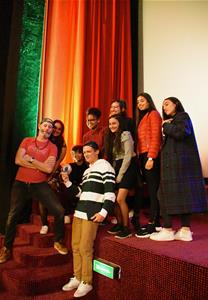 Les lycéens avec les réalisateurs du film "Le Grand Saphir"