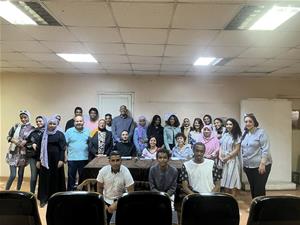 Photo de groupe avec les participants de la 1<sup>re</sup> journée au Palais Culturel El Akkad à Assouan