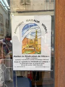 Affiche de l'atelier "Réalisation de Vitraux" lors de la visite des lauréates de Marseille  