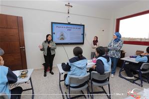 Heba el Ghitany, l'animatrice de l'atelier avec les participants à l’école les yeux d’Égypte