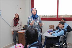 Heba el Ghitany, l'animatrice de l'atelier avec les participants à l’école les yeux d’Égypte