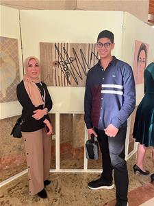  Lors de l'exposition des artistes arabes