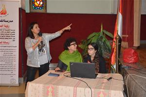  De gauche à droite : Dr Marwa El Sahn, Directrice du Centre d'Activites Francophones - CAF, M<sup>me</sup> Valérie Gerbault, Déléguée Générale du Centre Méditerranéen de la Communication Audiovisuelle - CMCA et Hana Solimane, stagiaire au CAF