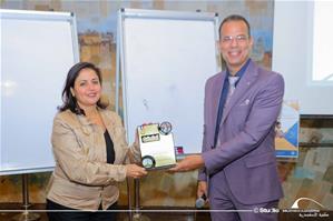 M. Mmdouh El Guingy offre une plaque de reconnaissance à Dr Marwa El Sahn