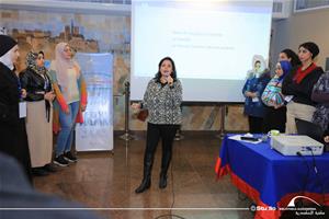 Présentation de l'ambassade du Savoir de la bibliothèque par Dr.Marwa El Sahn aux étudiants de la 34<sup>e</sup> édition