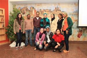 Mlle Dina El Kordy l'animatrice de la formation et Dr. Marwa El Sahn, Directrice du Centre d'Activités Francophones (CAF) avec le groupe de la formation devant la fresque de l'Hexagone
