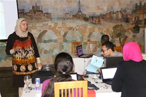 Mlle Dina El Kordy l'animatrice de la formation durant l'une des cinq séances qui ont eu lieu de 1 à 5 décembre 2013.