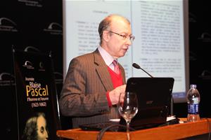 Dr. Gérard Ferreyrolles, Professeur à l'Université de la Sorbonne, spécialiste de Pascal, en donnant sa conférence au cours de la Journée