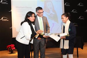 Mariam Deraz, élève à l'Institution Sainte Jeann-Antide, reçoit son prix lors du Concours Blaise Pascal