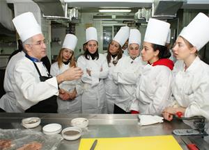 M. le Chef Ménad Berkani à la cuisine de l'Hôtel Sofitel avec les participantes à l'atelier culinaire, pour préparer le menu de Noël
