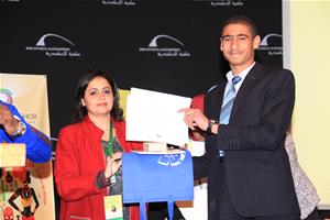 Remise des prix du Concours Léopold Sédar Senghor, de la Dictée PICADELF et de l’Art Oratoire : Dr Marwa El Sahn avec le gagnant de l'équipe du match oratoire Omar Ali