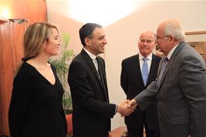 Dr Ismail Serageldin, directeur de la BA et M. Nabil Hajlaoui, le consul général de France à Alexandrie avec son épouse