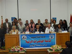 Photo de groupe avec le corps enseignant de l'Université du Canal de Suez et les invités 