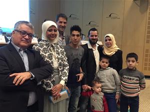 M. André Bonet et Mme. Nahla El Nemr avec quelques jeunes artistes syriens et la famille de Bassem, le réfugié syrien 