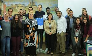 Photo de groupe avec Gaël Faye durant l'atelier « Twittérature #migration » à l’Hexagone de la Bibliotheca Alexandrina