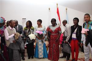 Les étudiants ivoiriens de l'Université Senghor accueillent les ex-ministres ivoiriennes ; Mme Euphrasie Kouassi Yao et Mme Jeanne Adjoua Peuhmond
