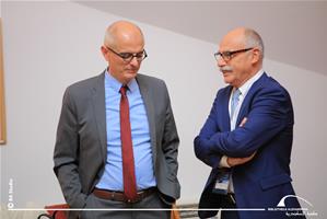 De gauche à droite : M. Thierry Verdel, Recteur de l'Université de Senghor et M. Gérald Grunberg, Professeur associé à l’Université Senghor et Président du Comité français du programme de l’UNESCO « Mémoire du monde » 