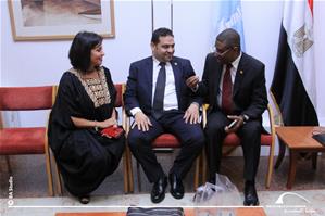 De gauche à droite : Dr Marwa El Sahn, Directrice du Centre d'Activités Francophones, M. Nagy Atalla, le chef de la fédération arabe pour la lutte contre la criminalité internationale, le terrorisme et le blanchiment d'argent et SEM Soriba Camara, l'Ambassadeur de la République de Guinée 