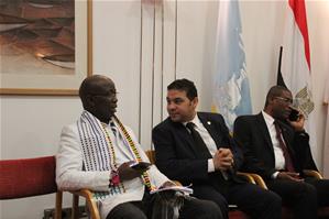 De gauche à droite : SEM Eugène Allou-Allou, Ambassadeur de la Côte d'Ivoire en Egypte, M. Nagy Atalla, le chef de la fédération arabe pour la lutte contre la criminalité internationale, le terrorisme et le blanchiment d'argent et SEM Soriba Camara, l'Ambassadeur de la République de Guinée 
