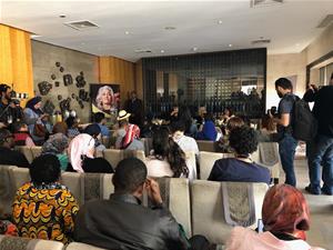 Lors de&nbsp;la&nbsp;conf&eacute;rence de Dora Bouchoucha