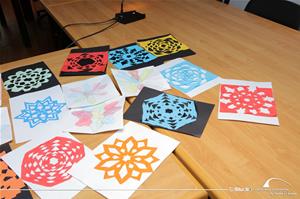 Le d&eacute;coupage des motifs arabesques sur papier.