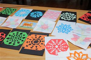 Le d&eacute;coupage des motifs arabesques sur papier.