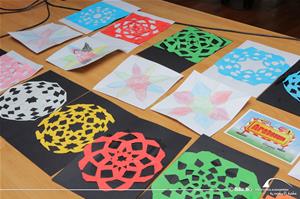 Le d&eacute;coupage des motifs arabesques sur papier.