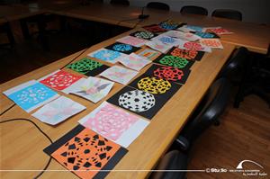 Le d&eacute;coupage des motifs arabesques sur papier.