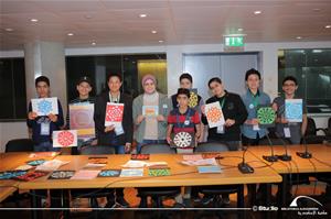 Photo de groupe des participants avec Sara Zoheir, l'animatrice de l'atelier