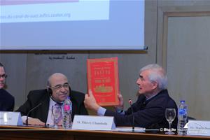  M.Thierry Chambolle, Président de l’ASFLCS offre un livre à Dr Mostafa El Feki, Directeur de la Bibliotheca Alexandrina (BA)  