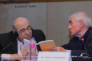  M.Thierry Chambolle, Président de l’ASFLCS offre un livre à Dr Mostafa El Feki, Directeur de la Bibliotheca Alexandrina (BA)