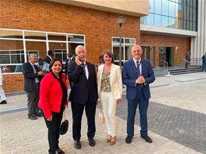 Le Pr&eacute;sident Abdel Fattah al-Sissi et le Pr&eacute;sident Emmanuel Macron ont inaugur&eacute; le nouveau campus de l'Universit&eacute; Senghor. Ce nouvel &eacute;difice renforce le r&ocirc;le de l'&Eacute;gypte comme phare de la Francophonie et consolide les liens d'amiti&eacute; et de coop&eacute;ration acad&eacute;mique entre nos deux nations. Retour en images sur cette c&eacute;r&eacute;monie d'exception.
