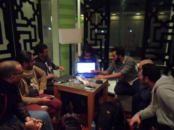 اجتماع فريق العمل بالمشاركين أثناء تواجدهم بالفندق - تصوير ابراهيم سعد