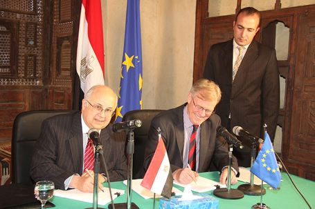 Dr. Ismail Serageldin, Director of the Library of Alexandria; and Ambassador James Moran, Head of Delegation of the European Union signing the agreement.