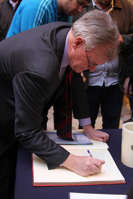 السفير جيمس موران؛ رئيس بعثة وفد الاتحاد الأوروبي بالقاهرة أثناء توقيع سجل الزيارات الخاص ببيت السناري (بيت العلوم والثقافة والفنون).  