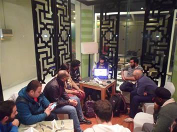 اجتماع فريق العمل بالمشاركين أثناء تواجدهم بالفندق - تصوير ابراهيم سعد