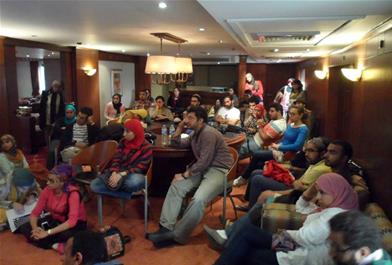 المشاركون أثناء حضورهم لعرض فيلم خلال الرحلة النيلية - تصوير ابراهيم سعد