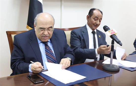 الدكتور الفقي والدكتور حبش النادي، رئيس جامعة العريش أثناء توقيع اتفاق إنشاء سفارة معرفة بجامعة العريش