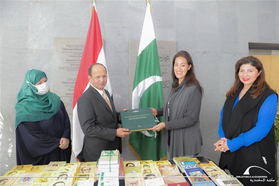 إهداء كتاب من سعادة السيد ساجد بلال، سفير جمهورية باكستان الإسلامية