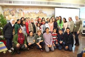 Les participants de l'atelier devant la fresque de l'Hexagone