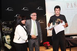 Chams Kamel, étudiant à la Mission Laïque d'Alexandrie (Champollion), en recevant son prix lors du Concours Blaise Pascal