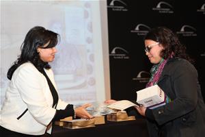 Youssra Naïm, étudiante à la Faculté des Lettres, Section de Français, reçoit son prix lors du Concours Blaise Pascal