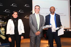 Mohamed Mboreha, étudiant à l'Université Senghor, reçoit son prix lors du concours Blaise Pascal