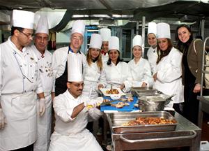 M. le Chef Ménad Berkani à la cuisine de l'Hôtel Sofitel avec les participantes à l'atelier culinaire, pour préparer le menu de Noël